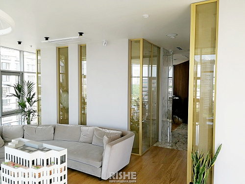 Перегородки Лофт золотого цвета с сетчатым триплексом Перегородки Лофт золотого цвета с сетчатым триплексом