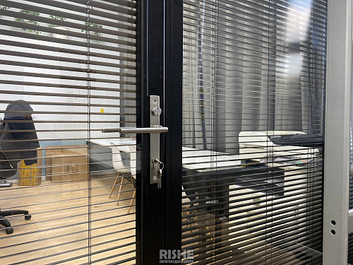 Перегородки S7 Высокие с встроенными жалюзи Перегородки S7 Высокие с встроенными жалюзи